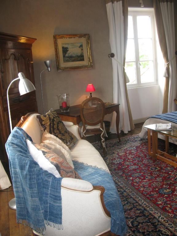 Les Cours Du Clain Hotel Poitiers Room photo